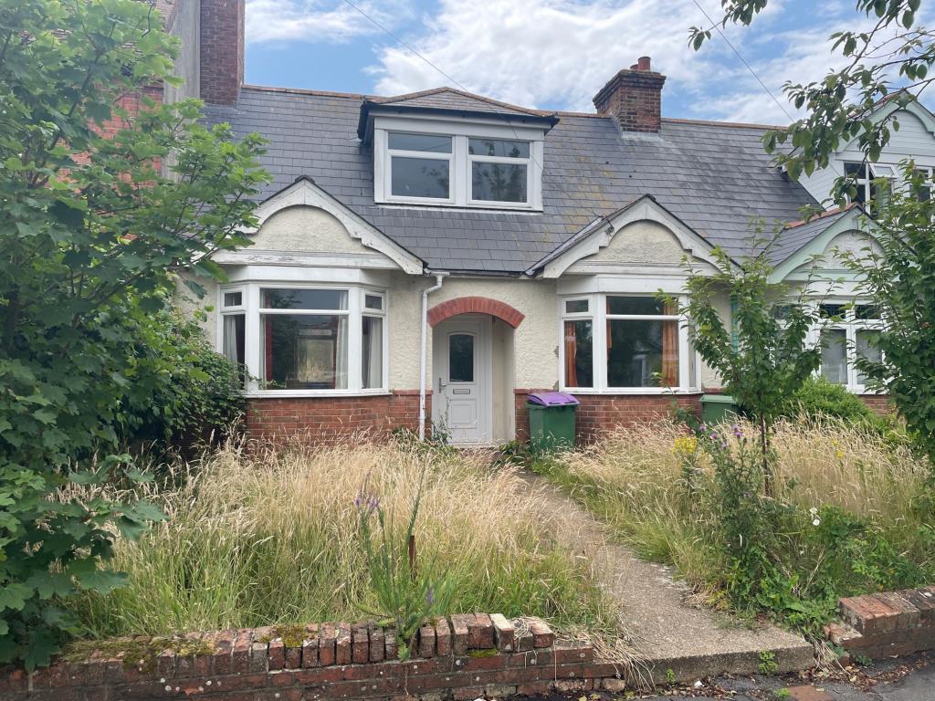 Lot: 153 - THREE-BEDROOM CHALET BUNGALOW WITH GARAGE FOR IMPROVEMENT - Front elevation